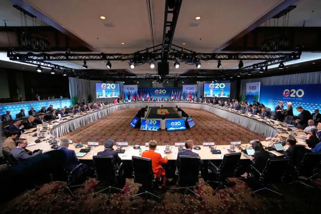 潘功胜最新发声	，谈及贸易保护、主权债务	、全球失衡、中国经济、汇率等问题