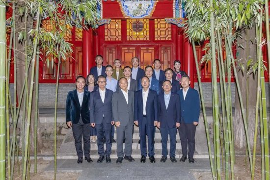 吉利控股集团董事长李书福一行访问北京大学
