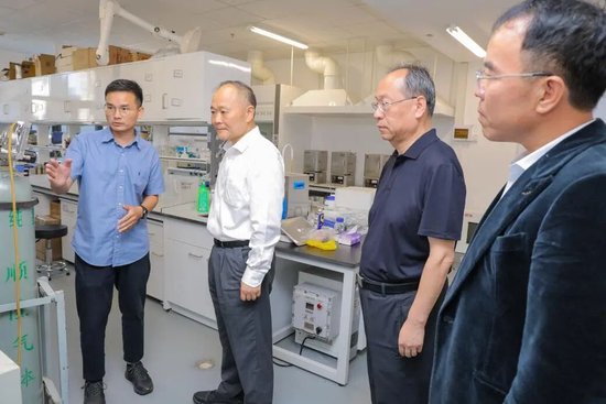 吉利控股集团董事长李书福一行访问北京大学
