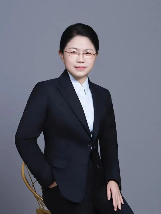 千亿公募董事长，她被聘为A股银行副行长