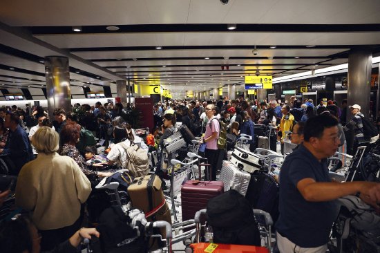 英国航空交通“大瘫痪”余波未平 政府排除网络攻击可能