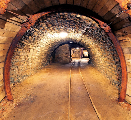 白宫精铜关税悬而未决	，铜矿股集体重挫，FCX跌8%	、COPX跌7%